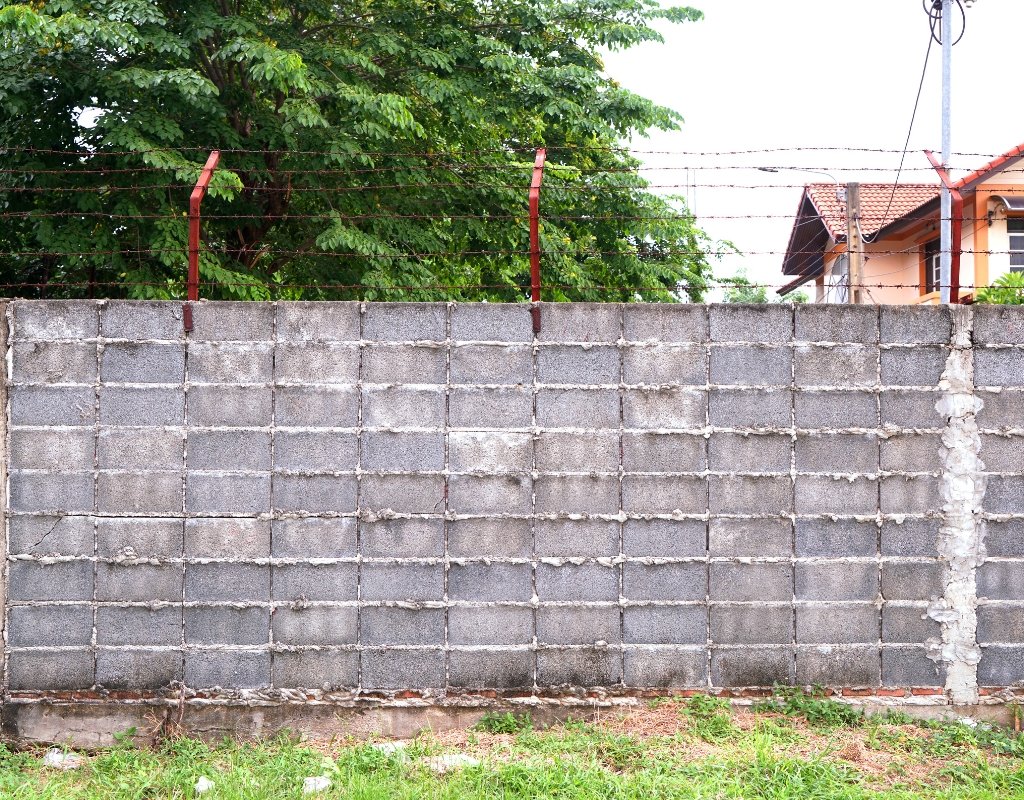 Concrete block wall installation completed by Elite Hardscape Inc.